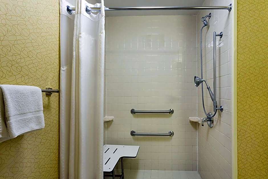 Holiday Inn Express Tower Center New Brunswick By IHG