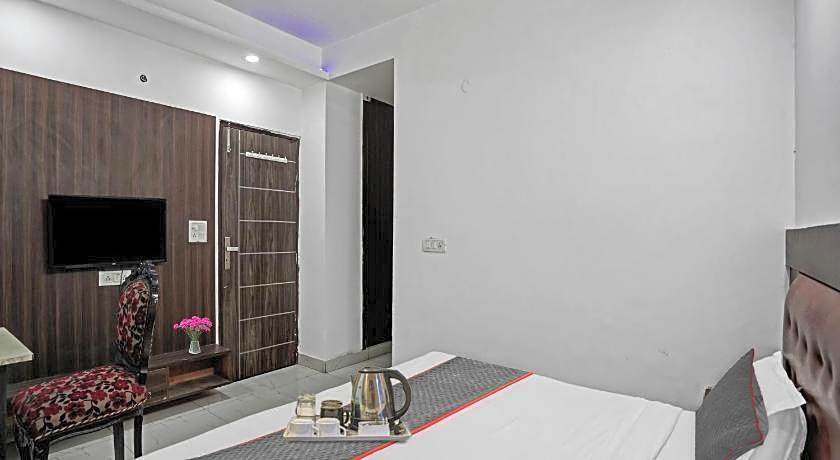 OYO The Signature Hotel Near Iskcon Temple Noida