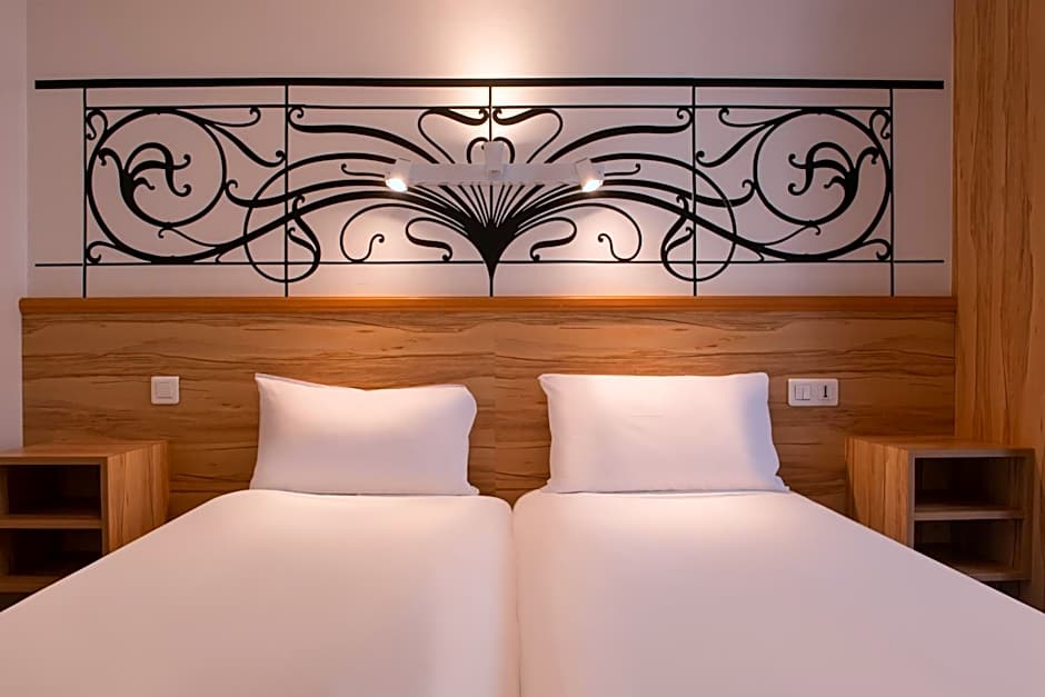 Au Pacific Hotel