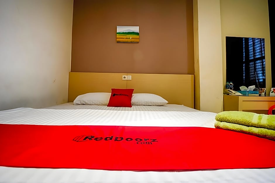 RedDoorz near Pasar Tarapung Siring Banjarmasin