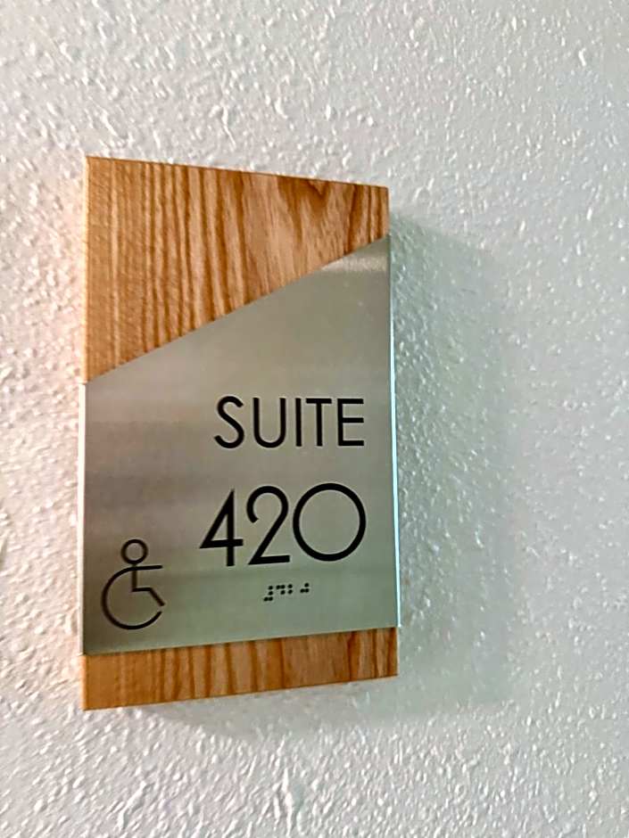 New 2025-Ocean Sands Beach Boutique Inn-Sauna and Salt-Mineral Pool -Free Beach Bikes and Famous Beach-Nightly Popcorn-Bathrobes and Sunscreen in all rooms-Ultra Sparkling-Free Laundry-4 Grand Presidential Black Beds in all rooms-Savings#252-242-SAND