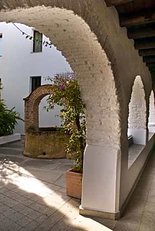 Claustro Room