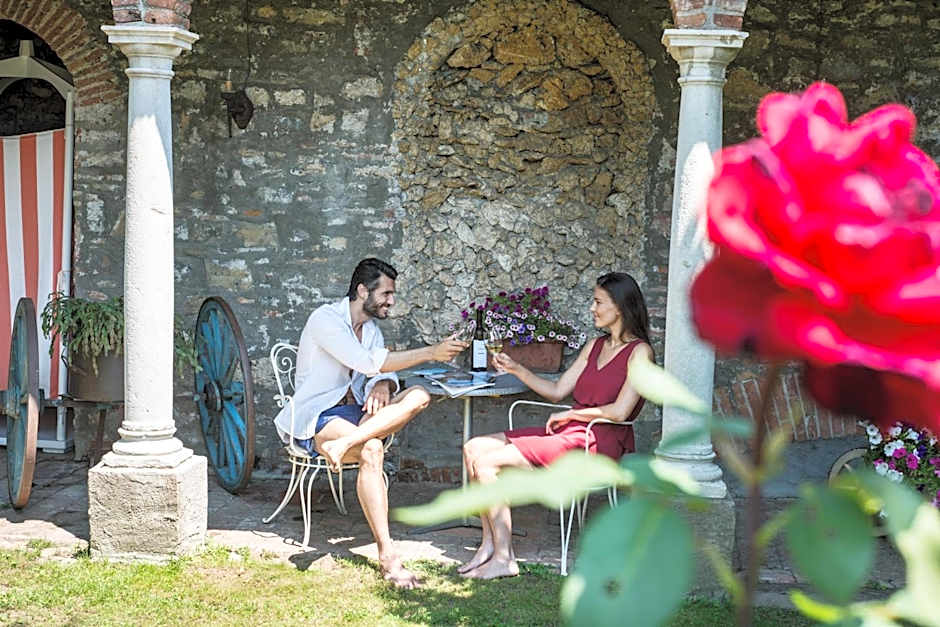 International au Lac Historic Lakeside Hotel