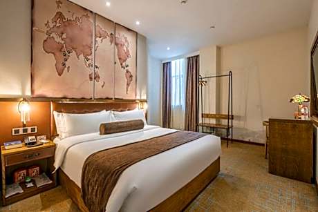 James Joyce - Queen Bed Room