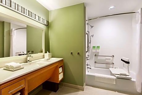 1King Mobilty/Hearing Access Tub Suite Nosmk