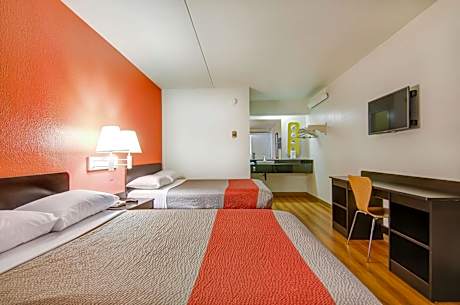 Deluxe Queen Room with Two Queen Beds - Smoking