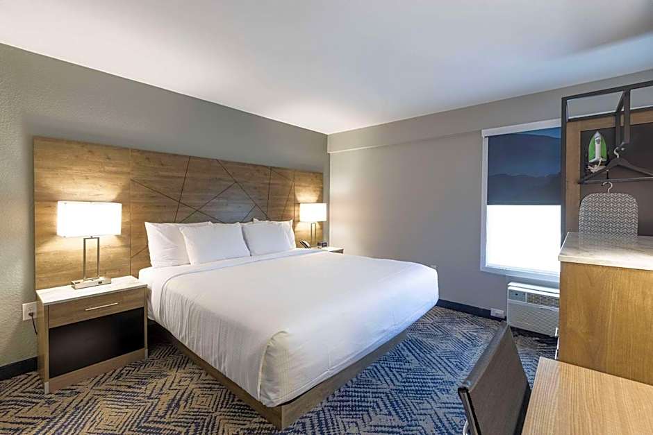 Rodeway Inn & Suites near Outlet Mall - Asheville