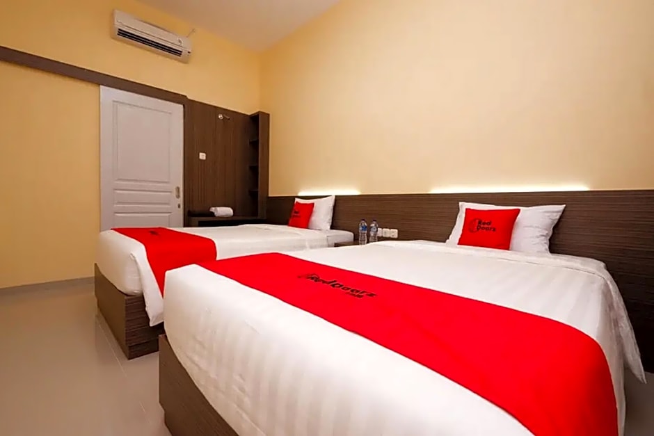 RedDoorz Plus near Paragon Mall Semarang
