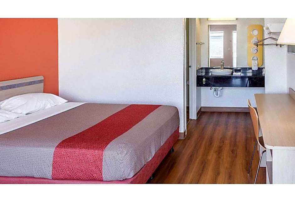 Motel 6-Bakersfield, CA - Convention Center