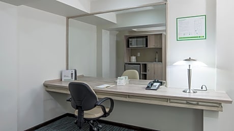 Executive Suite - Non-Smoking
