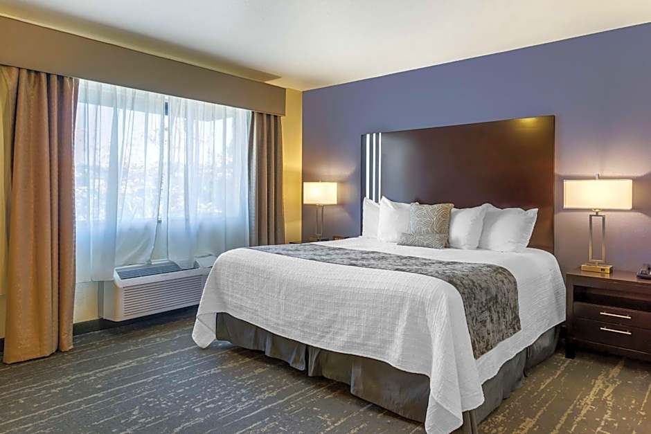 Best Western Plus Edmonds Harbor Inn
