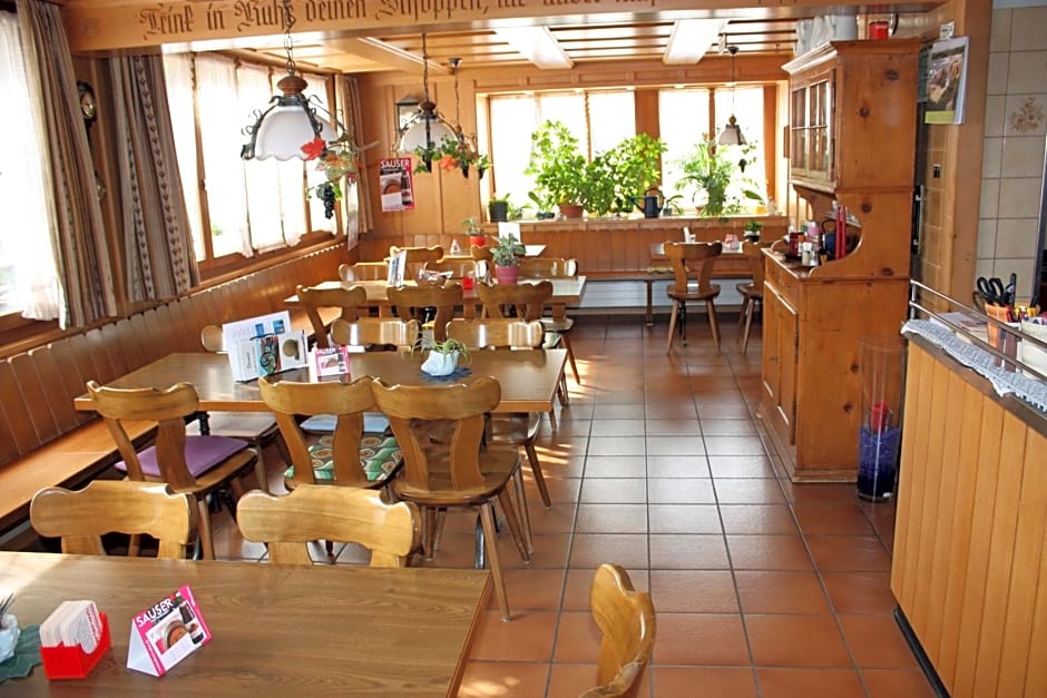 Hotel Restaurant Koi-Gartenteich