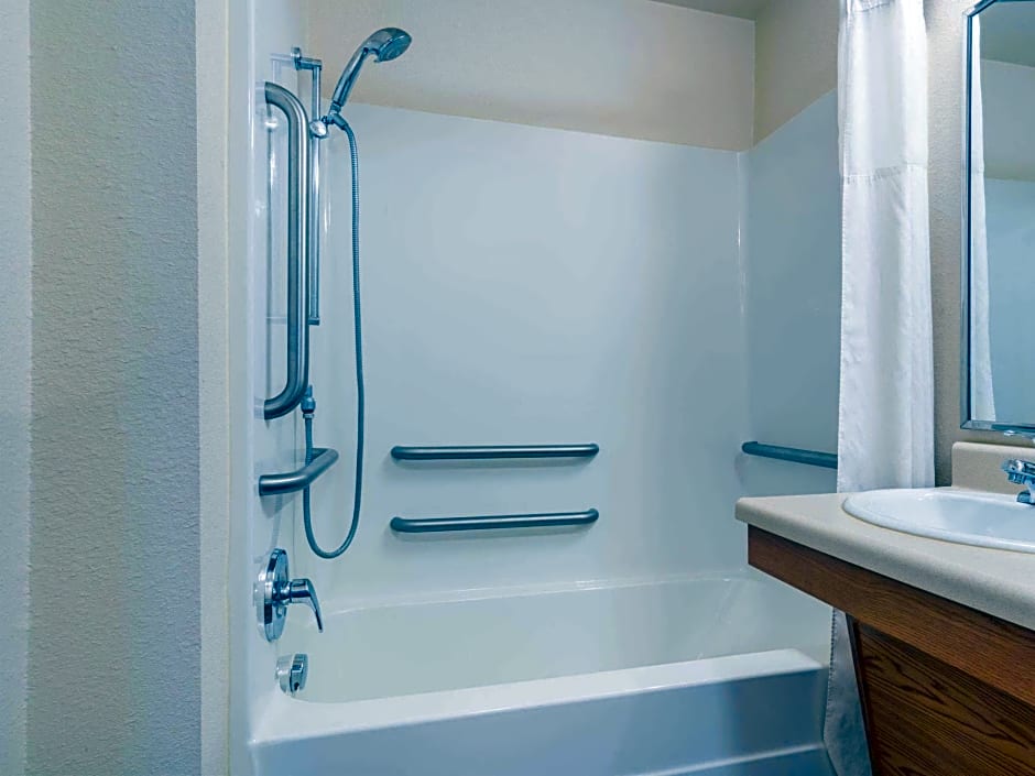 Days Inn & Suites by Wyndham Rochester South
