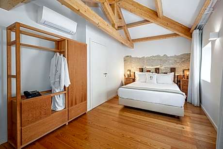 One-Bedroom Deluxe Apartment