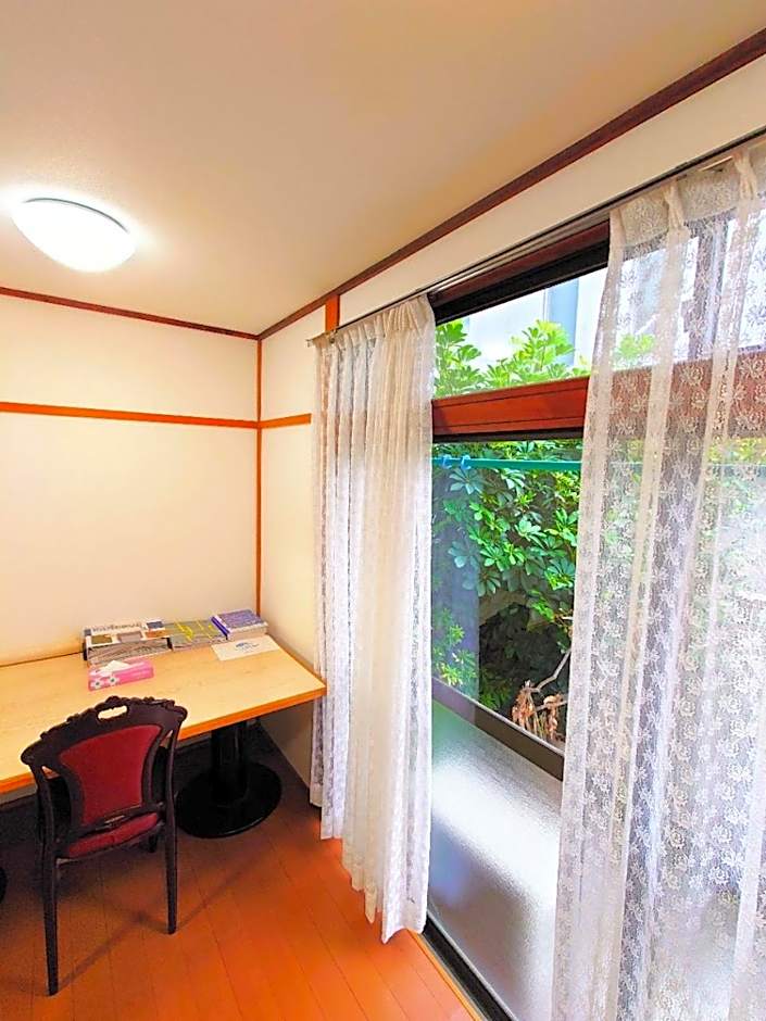 season guest house in nishi shinjuku 100 square meters, 4 bedrooms, 2 living rooms