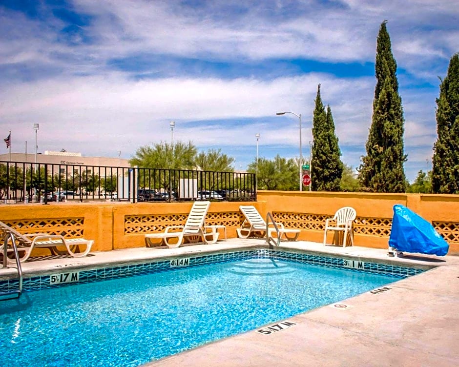 Econo Lodge University