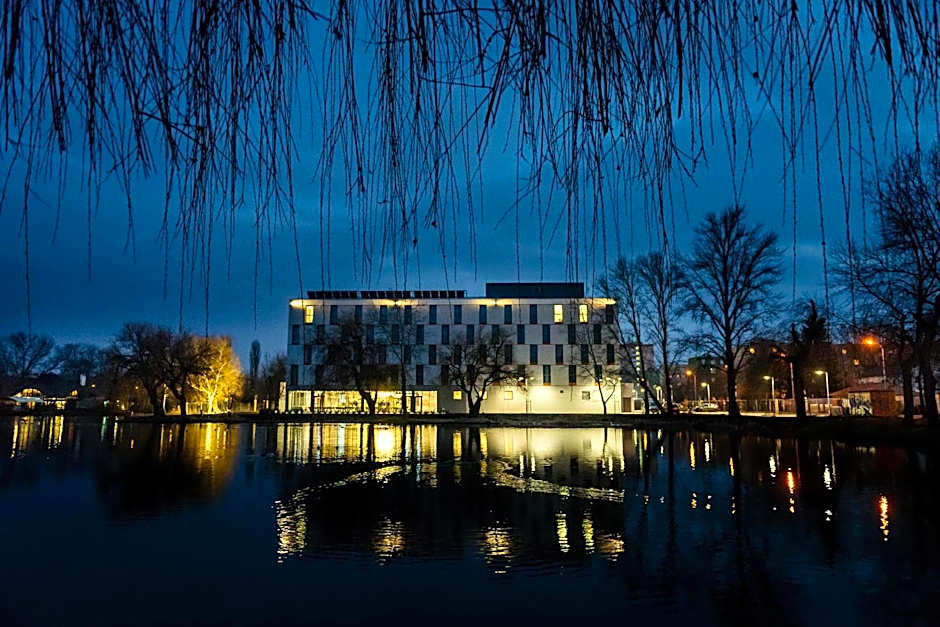 Best Western Plus Lakeside Hotel