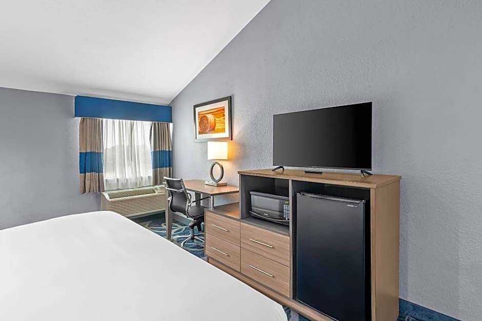 Quality Inn Shawnee North I-40