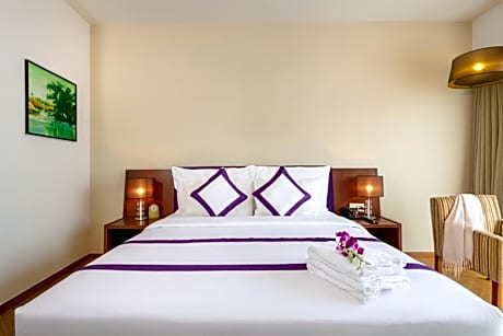 Deluxe King Room with Partial Sea View