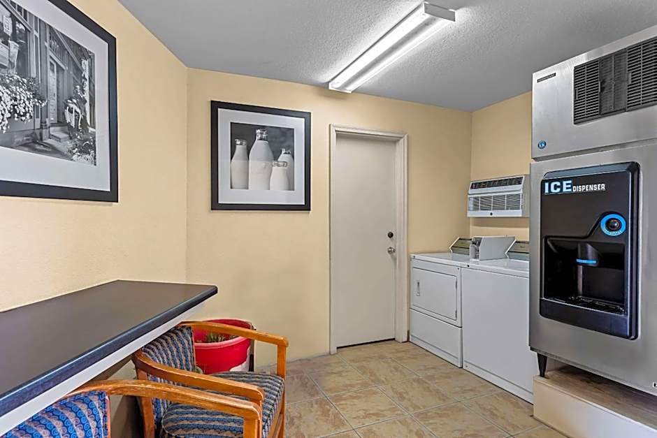 Econo Lodge Inn & Suites Santa Rosa