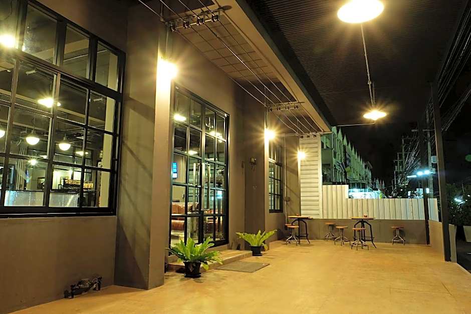 Rider Bedroom Hostel & Cafe