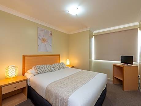 Two-Bedroom Apartment - 1 Queen Bed & 2 Single Beds