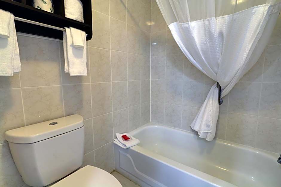 Travelodge by Wyndham Calhoun South I-75