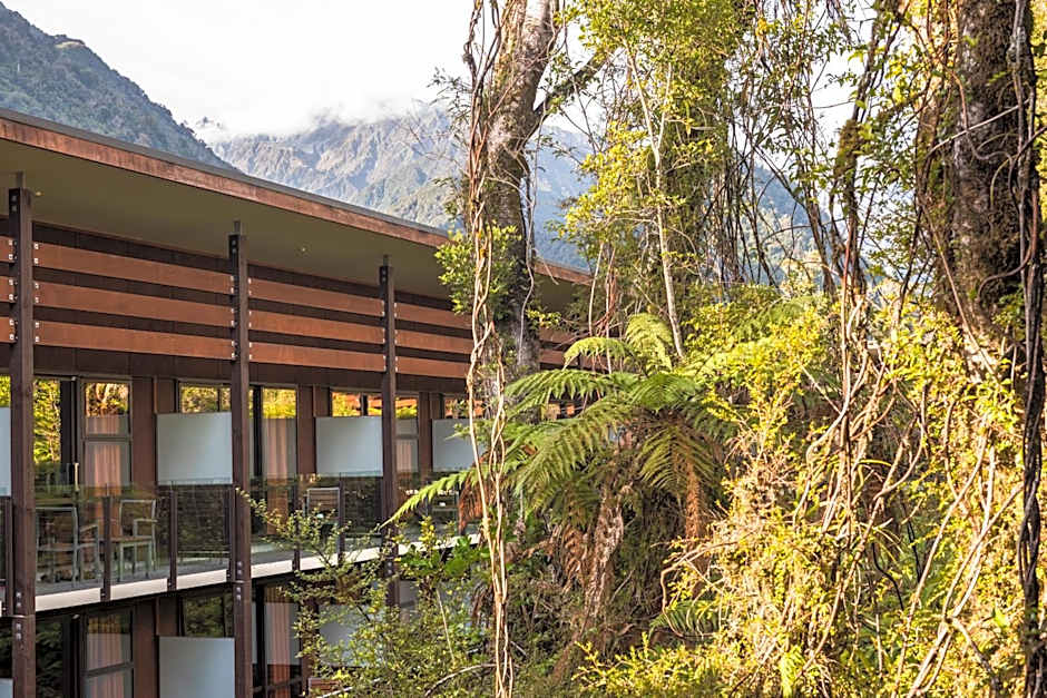 Te Waonui Forest Retreat