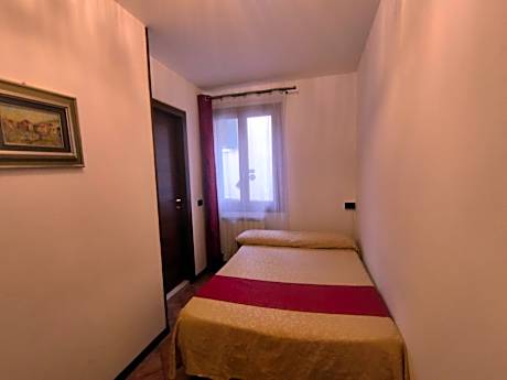 Deluxe Single Room with Private Bathroom