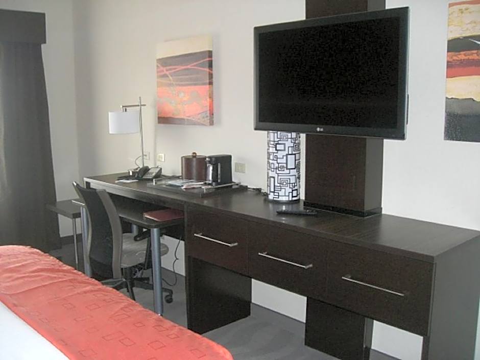 Holiday Inn Express Northwest Maize By IHG