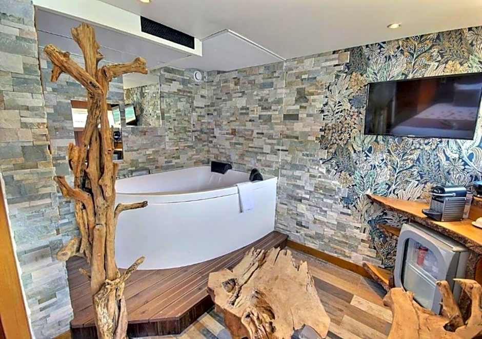 Le VIP Paris - Yacht Hotel