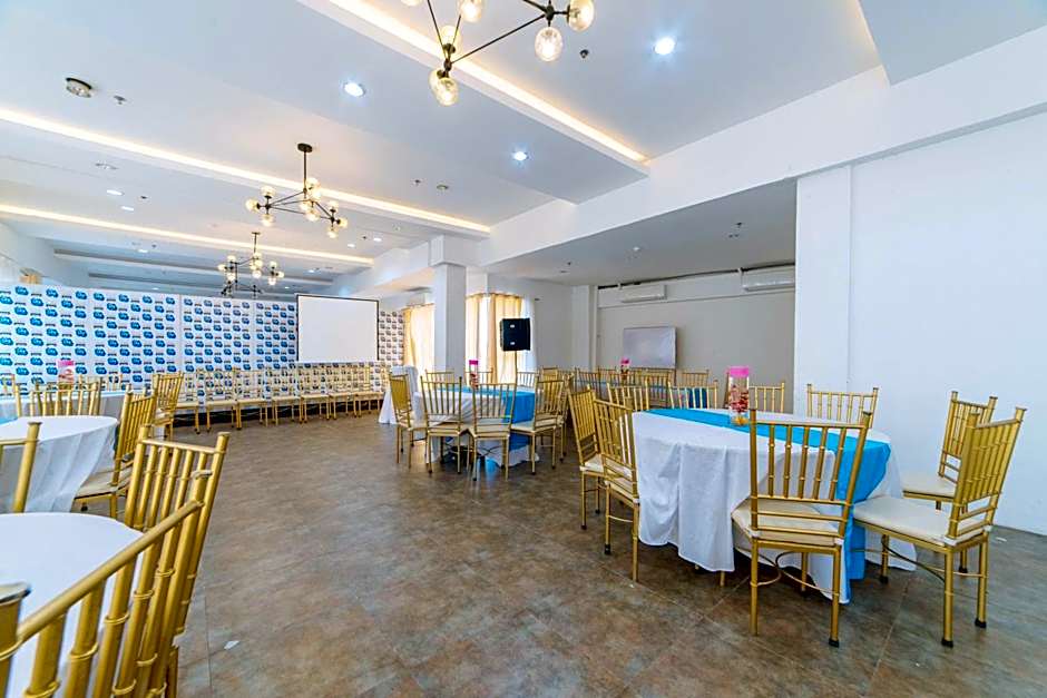 RedDoorz Plus near Gaisano Mall Kalibo - Vaccinated Staff