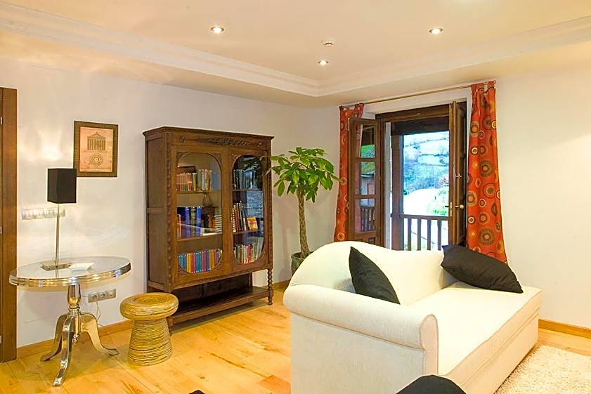 Hotel y apartamentos rurales L'Anceo