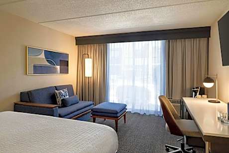 King Room with Adapted Tub - Mobility and Hearing Accessible