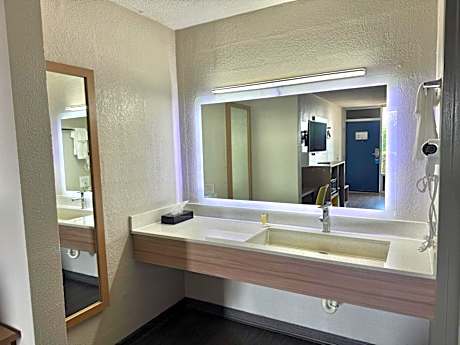 1 King Bed Business Room Non-Smoking