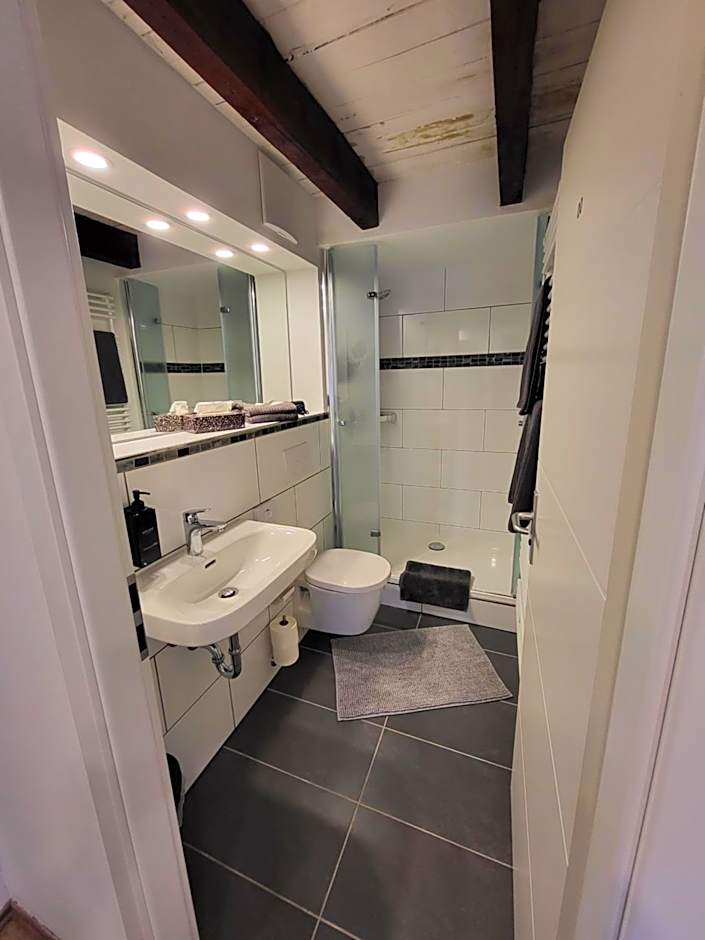 CJS Apartments - Chill or Drive am Nurburgring, Free Parking, WLan, Spacious Rooms, Quiet Location