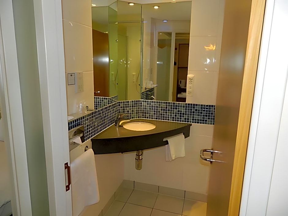 Holiday Inn Express Cardiff Airport By IHG