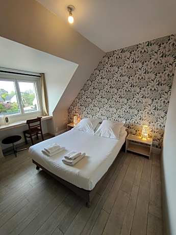 Chambre classique avec baignoire et douche sous mansarde