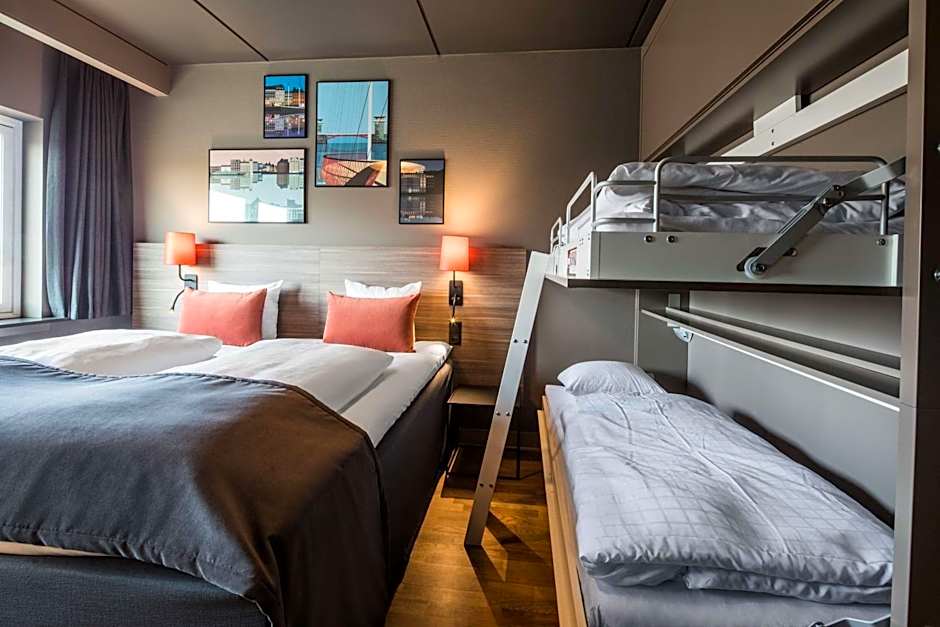Foto 1 de 5 de Family