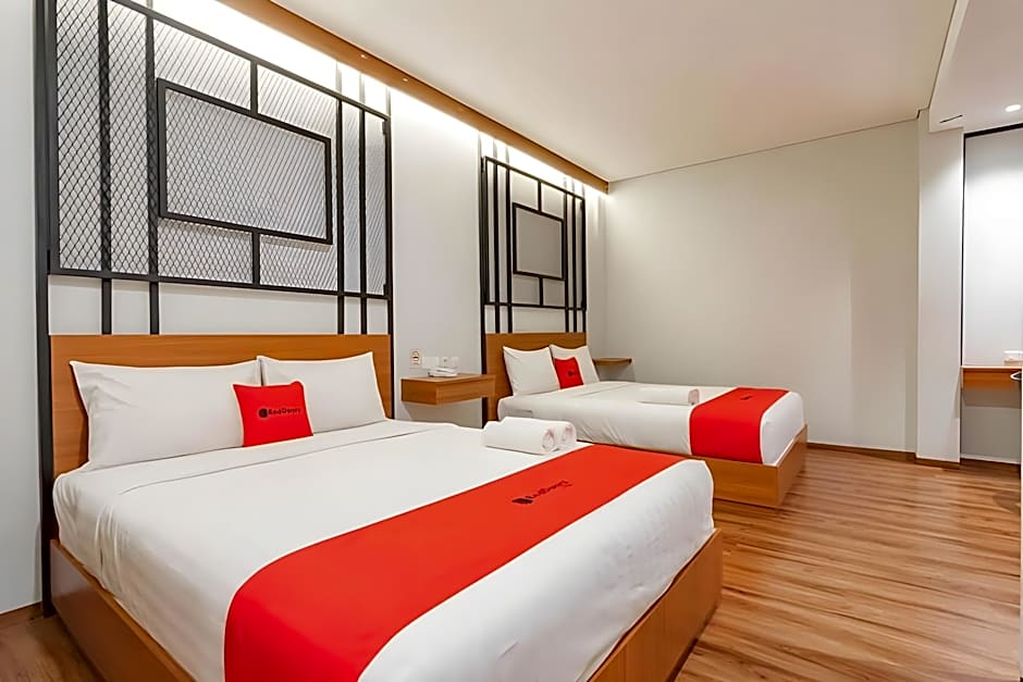 RedDoorz Plus @ Doorman Guest House