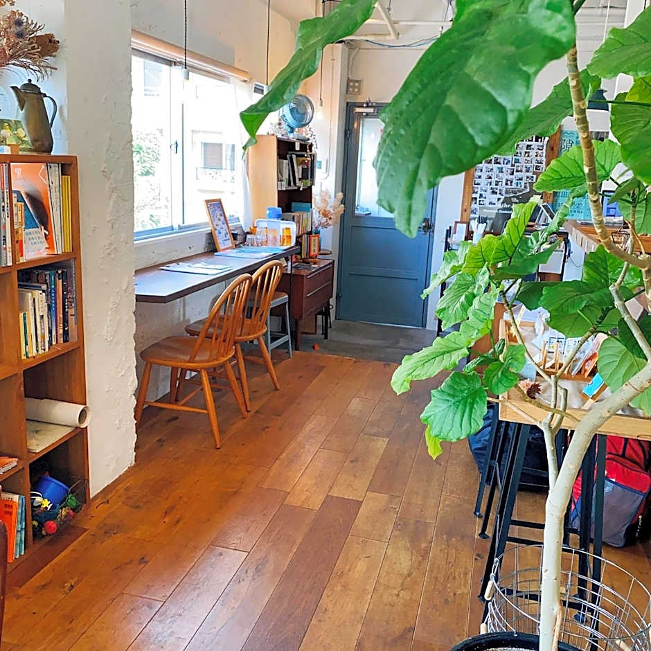 ROUTE - Cafe and Petit Hostel