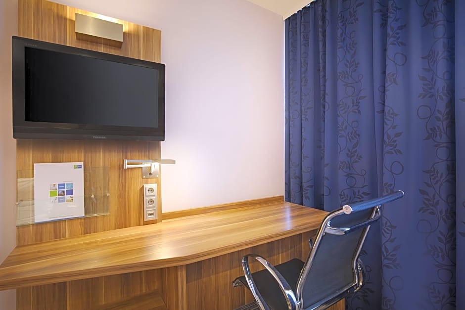 Holiday Inn Express Hamburg City Centre Hamburg Rates From Eur71