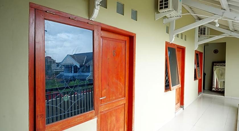 RedDoorz Syariah near Universitas Muhammadiyah Surakarta