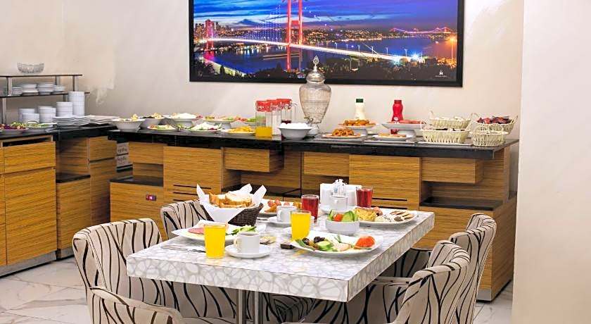 DELUXE NEWPORT HOTEL