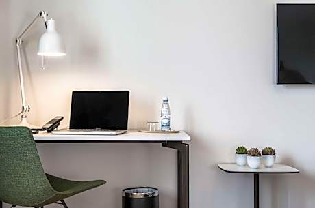 1 Queen Bed Non-Smoking Superior Room Sofabed Wi-Fi Full Breakfast