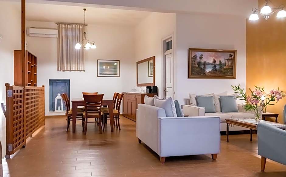 Captain's House Hotel Suites & Apartments