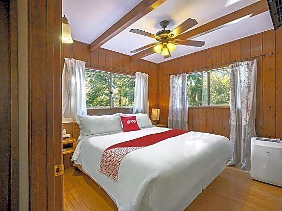 Sleepy Hollow Cabins & Hotel