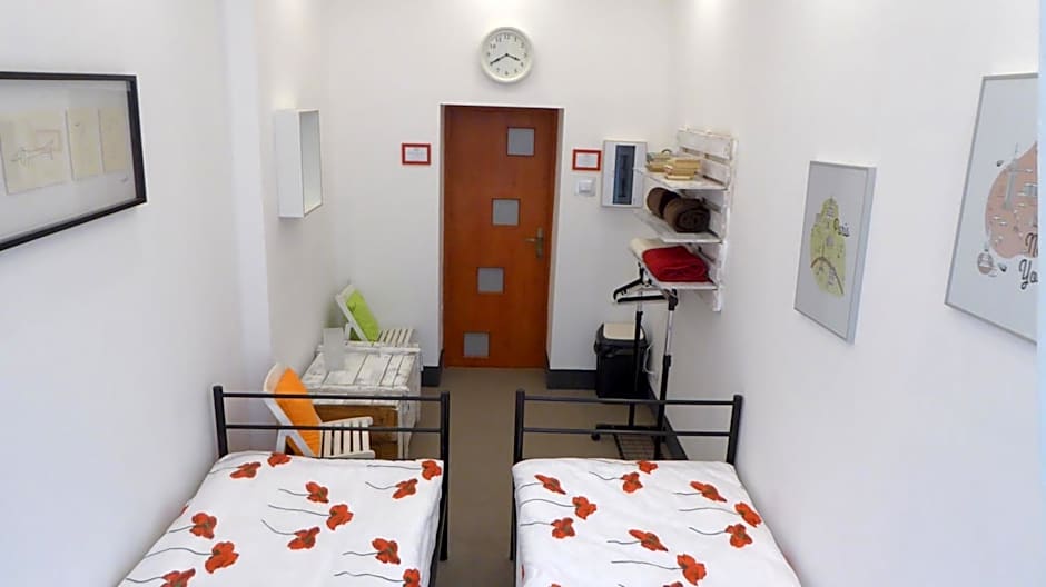 FlyFly Hostel , darmowy parking , rezerwuj przez urządzenia mobilne -10 procent