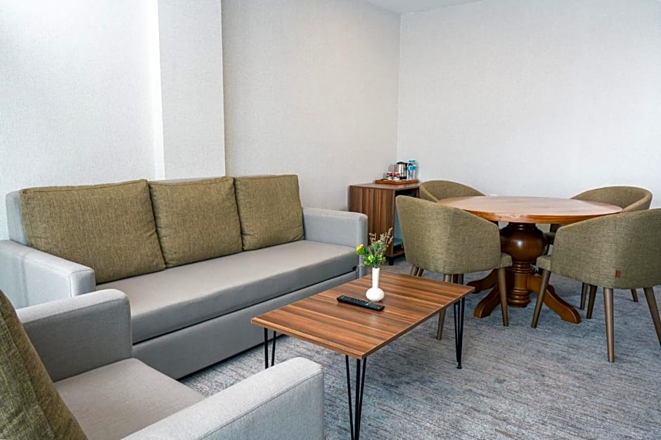 Leo Suites