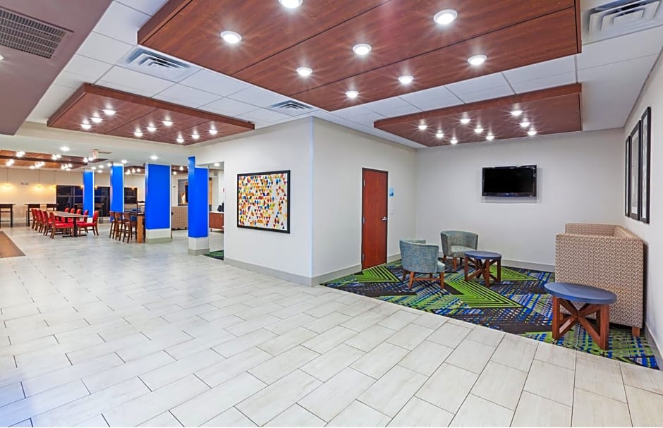 Holiday Inn Express & Suites Sealy By IHG